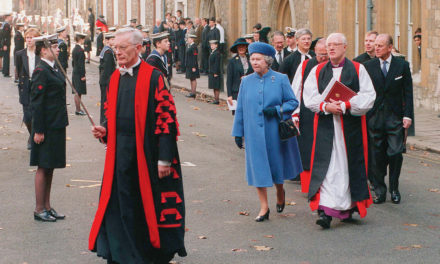 Image illustrant l'article reine-Elizabeth-arrive-labbaye-Westminster-accompagnee-larcheveque-Cantorberypour-inaugurer-Synode-general-lEglise-dAngleterre-1995_0_1399_1031 de Clio Lycee